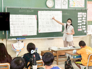 【名護市内小学校×FMやんばる企画】大北小で沖縄方言「うちなーぐち」授業、CS発表会公開授業の一環で