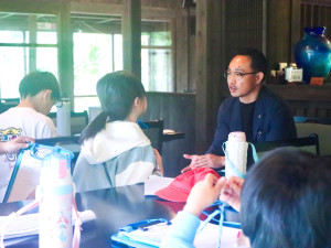 【名護市内小学校×FMやんばる企画】屋部小中山分校の児童が沖縄料理店「大家」で体験学習　区の歴史・文化・自然を学ぶ