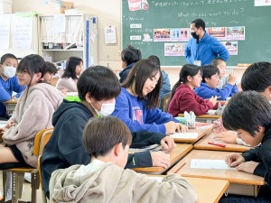【名護市内小学校×FMやんばる企画】瀬喜田小6年生が東江小6年生と合同授業　進学前のアプローチカリキュラム