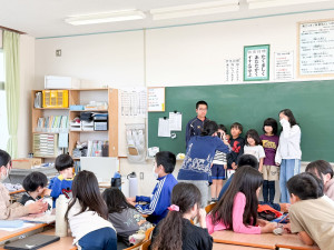 【名護市内小学校×FMやんばる企画】東江小で「縦割り班 お別れ会」　1年～6年混合グループ、コミュ力育成