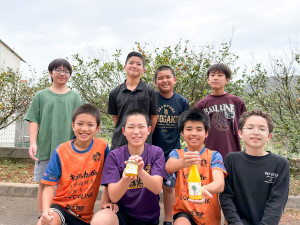 【名護市内小学校×FMやんばる企画】安和小で児童が育てたシークワーサーを商品化、ジュレやサーターアンダギーなど今年も販売へ