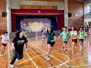 【名護市内小学校×FMやんばる企画】大北小で女子ハンドボール「ラ・ティーダ」選手の授業　6年生80人が参加