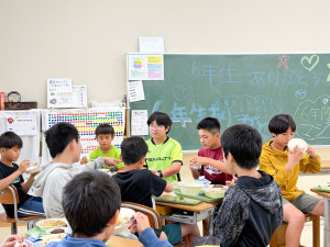 【名護市内小学校×FMやんばる企画】真喜屋小で「6年生と給食を食べる会」　卒業控え、下級生と給食時間に交流
